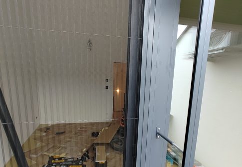 Namontovaná sieť proti hmyzu na okne