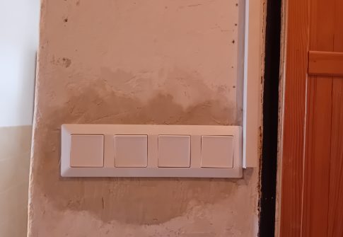 Vymenené vypínače na stene